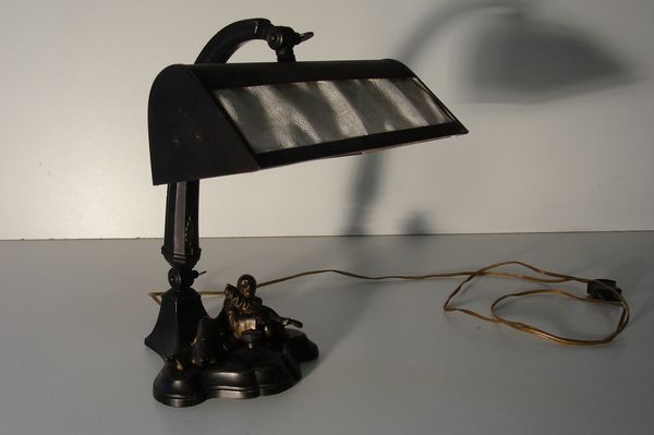 Treinstation Medisch rustig aan DE ZAAK Design en Advies - Bronzen bureaulamp Pierrot Harlequin Art-Deco